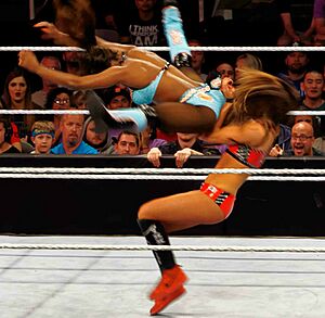 Archivo:Naomi rear view on Nikki Bella