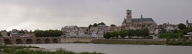 Nevers - Vue depuis la rive sud de la Loire