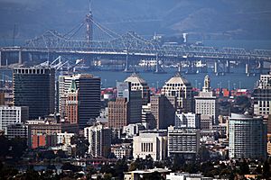 Archivo:OAKLAND, CA, USA - Skyline and Bridge