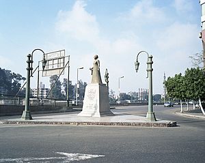 Archivo:Oum Kalsoum Monument Zamalek Cairo Jan-2006