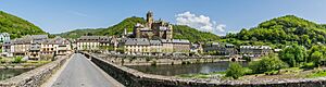 Archivo:Panoramic view of Estaing 02