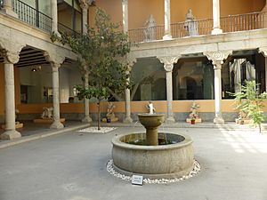 Archivo:Patio renacentista del Museo de San Isidro, de Madrid