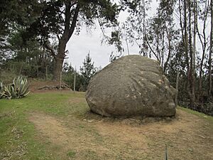 Archivo:Piedra del Sol San Pedro de Alcántara Chile 02