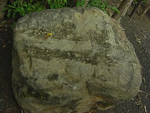 Archivo:Piedra en canton Azacualpa, municipio de Panchimalco, San Salvador, ES. - panoramio