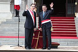 Archivo:Presidente Martín Vizcarra tomó juramento en el cargo de Ministro de Defensa a General (r) José Huerta Torres