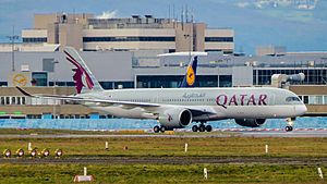 Archivo:Qatar Airways Airbus A350-941 A7-ALA 15.Jan.2015 First commercial service Doha-Frankfurt (16260395846)