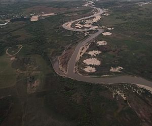 Archivo:Riachuelo river near Corrientes city from the air