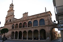 Ayuntamiento Renacentista de San Clemente, a la derecha la Calle del Arco.