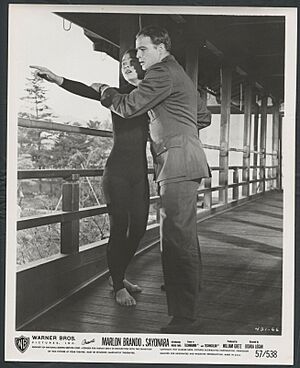 Archivo:Sayonara (1957) Press Photo of Marlon Brando and Miiko Taka