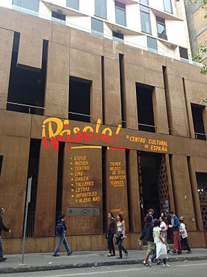 Archivo:Spanish Cultural Center, Mexico City, Donceles entrance