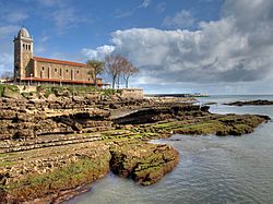 Vista de la iglesia de Santa Maria de Luanco.jpg