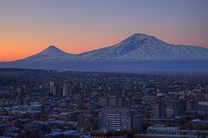 Archivo:Yerevan Armenia with the backdrop of Mount Ararat