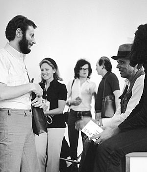 Archivo:1972, Umberto Mariani, Joseph Beuys, Jean Pierre Van Tieghem, Documenta 5, Kassel