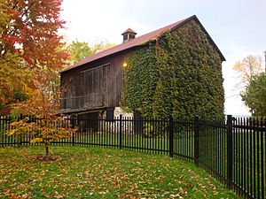 Archivo:Adamson Estate barn, Mississauga
