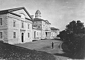 Archivo:Arts Building, McGill College, Montreal, QC, about 1875