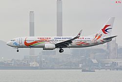 Archivo:Boeing 737-89P China Eastern Airlines (Orange Yunnan Peacock) B-1791 HKG