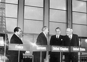 Archivo:Bundesarchiv Bild 183-27106-0001, Paris, Verhandlungen über NATO-Beitritt