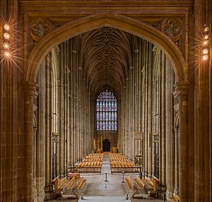 Archivo:Canterbury Cathedral Nave 1, Kent, UK - Diliff