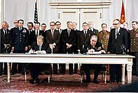 Archivo:Carter Brezhnev sign SALT II