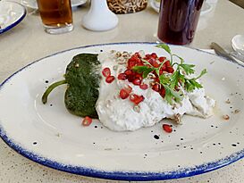 Chile relleno en nogada con granada.jpg