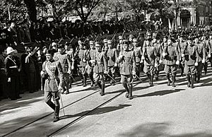 Archivo:Desfile de guardias civiles y policias armados en San Sebastián (1942)