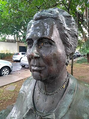 Archivo:Detalhe frontal do monumento Doutora Carlota Pereira de Queiroz 2