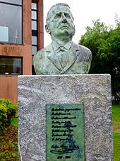 Archivo:Durango - Monumento al poeta Felipe Arrese Beitia