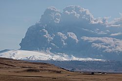 Archivo:Eyjafjallajokull volcano plume 2010 04 18