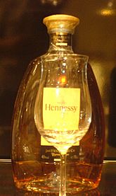 Archivo:Hennessy cognac bottle with drinking glass