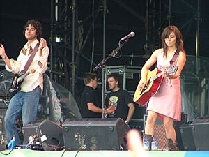 Archivo:KT Tunstall at Glastonbury in June 2005