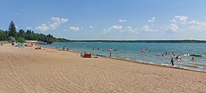Archivo:Kenosee Main Beach 01