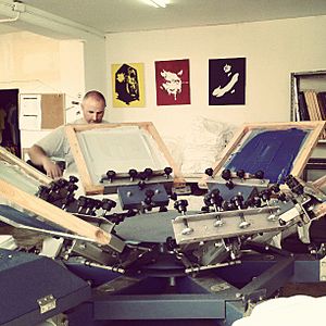 Archivo:Maquina de serigrafia textil manual de 6 colores