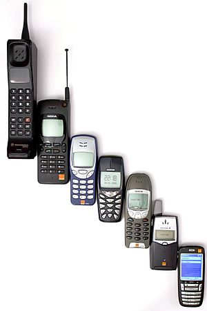 Archivo:Mobile phone evolution