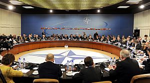 Archivo:NATO Ministers of Defense and of Foreign Affairs meet at NATO headquarters in Brussels 2010