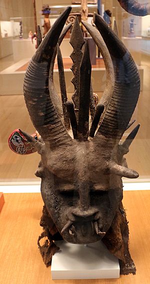 Archivo:Nigeria, igbo, maschera-corpicapo per la mascherata mgbedike, 1910 ca