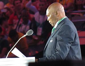 Archivo:O grande Kip Keino na abertura da -rio2016 (28598113760)