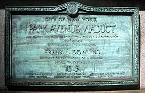 Archivo:Park Avenue Viaduct plaque 1919 jeh