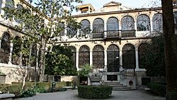 Archivo:Patio de la Facultad de Traducción e Interpretación de Granada