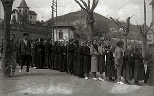 Archivo:Personas en Hernani esperando entrar en la Escuela Biteri para emitir el sufragio en las elecciones para concejales (3 de 4) - Fondo Car-Kutxa Fototeka