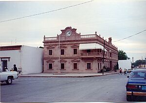 Archivo:Presidencia Municipal, Parras Coahuila - panoramio