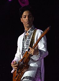 Archivo:Prince at Coachella (cropped)