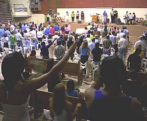Archivo:Pueblo Nuevo Baptist Church worship service
