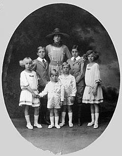 Archivo:Queen Victoria Eugenia and her six children