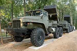 Archivo:Rocket launcher BM-21 "Grad" on Ural-375D chassis