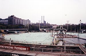 Archivo:Schwimmbad Moskwa