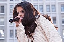 Archivo:Selena Gomez TODAY Show Live 2015 (50144934103)