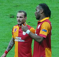 Archivo:Sneijder & Drogba