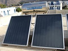 Archivo:Solar hot water panels, Santorini