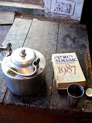 Archivo:The World Almanac and Book of Facts, 1987, beside a Tea Kettle, Instrument workshop, TIPA, Dharamsala