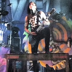 Archivo:Tony Perry of Pierce The Veil playing at Jannus Live, St Petersburg, FL, on the Spring fever tour co-headlined by All Time Low- With supporting acts Mayday Parade, and You Me At Six- 2013-09-27 18-16